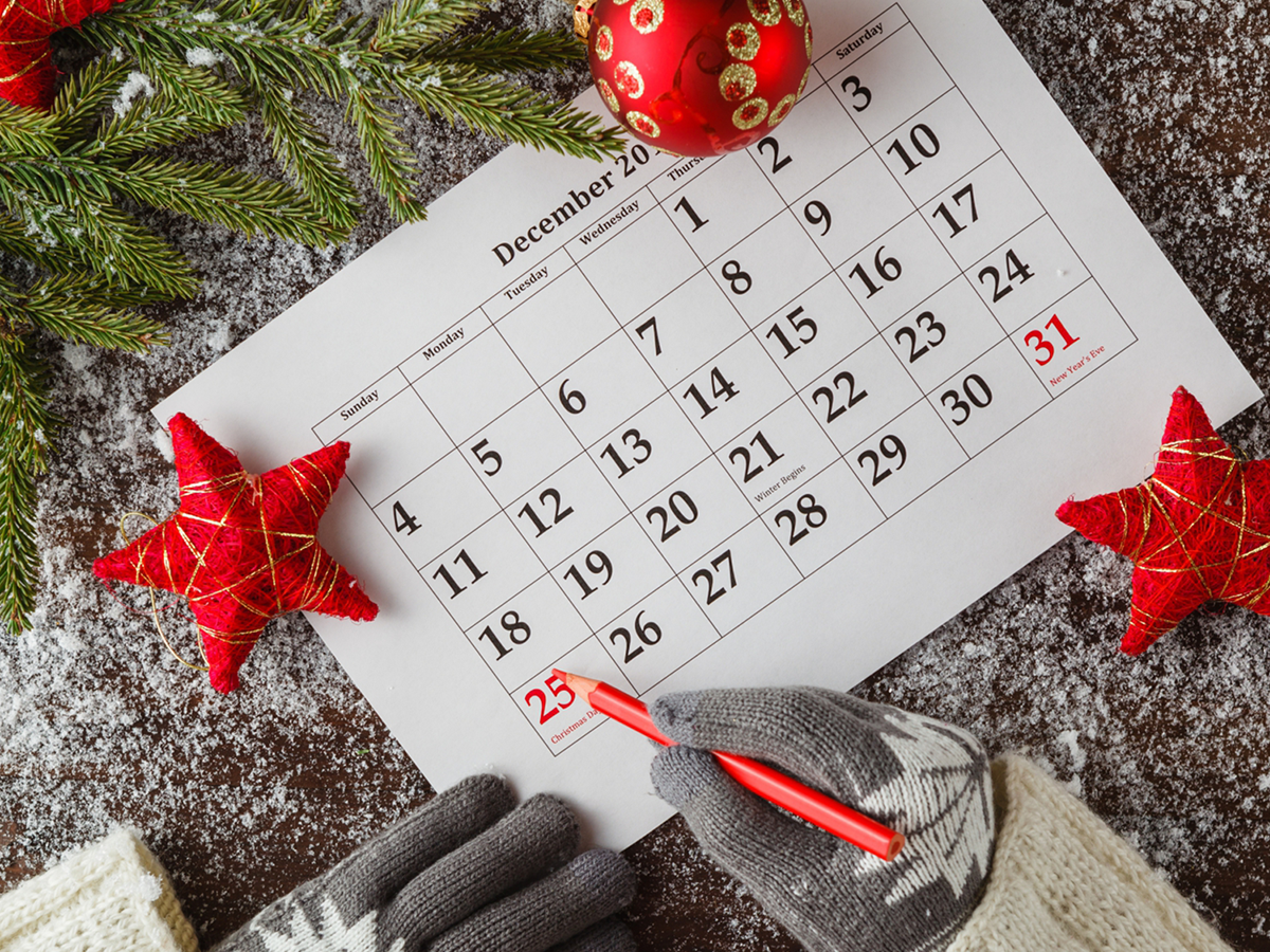 Image of a December calendar and Christmas decorations